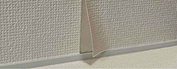 端が剥がれているクロス