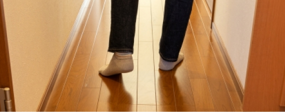 フローリングを歩く足元
