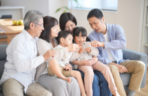 家族で話す様子