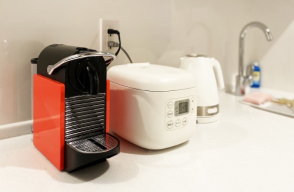 キッチンに設置された炊飯器・電気ケトル・コーヒーマシン