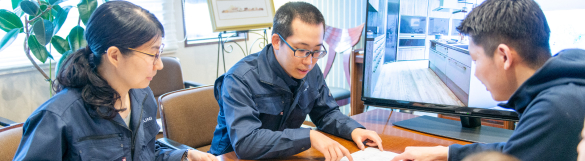 お客様に説明をしている様子