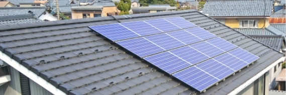 太陽光発電の設置された屋根