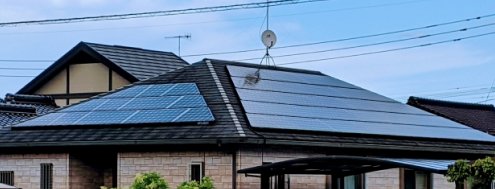 戸建の屋根にソーラーパネルが設置されている