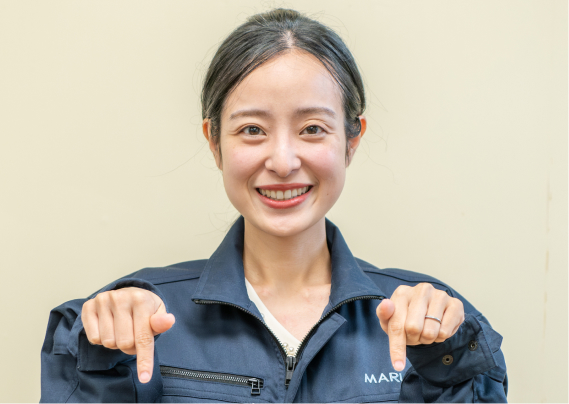 下方向を指している女性スタッフ