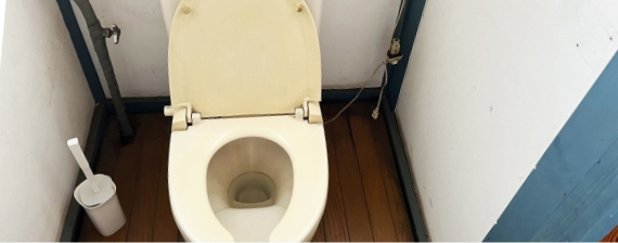 全体的に古い様子のトイレ個室