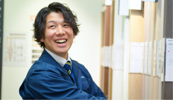 笑顔で説明する男性スタッフ