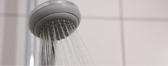 シャワーから水が出ている